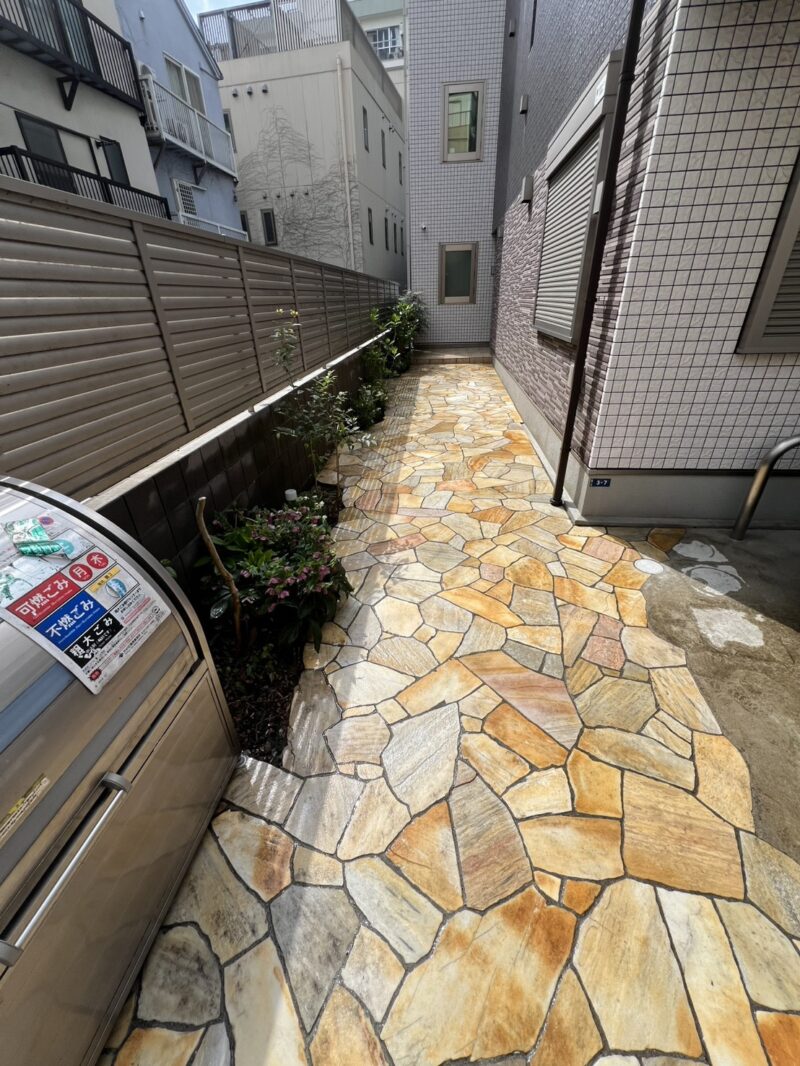 【渋谷区広尾】一棟定期管理物件のアプローチ部分高圧洗浄の施工後
