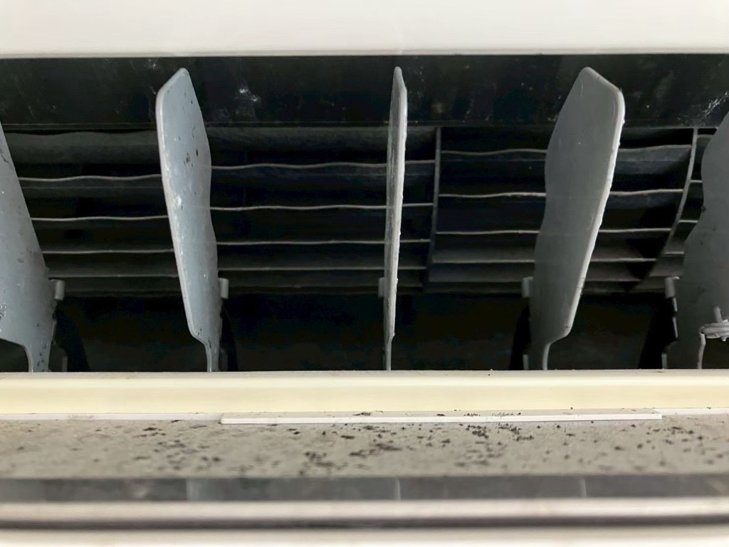 【マンション】エアコン分解洗浄・日立 白くまくん(STAINLESS CLEAN)のお掃除部品まで徹底洗浄の施工後写真5