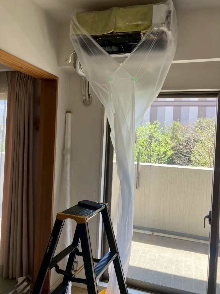 【マンション】エアコン分解洗浄・日立 白くまくん(PREMIUM CLEAN)の内部汚れを徹底除去の施工写真