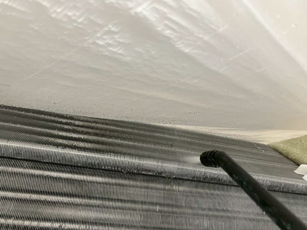 【マンション】エアコン分解洗浄・日立 白くまくん（STAINLESS CLEAN）の内部汚れを徹底除去の施工中写真6
