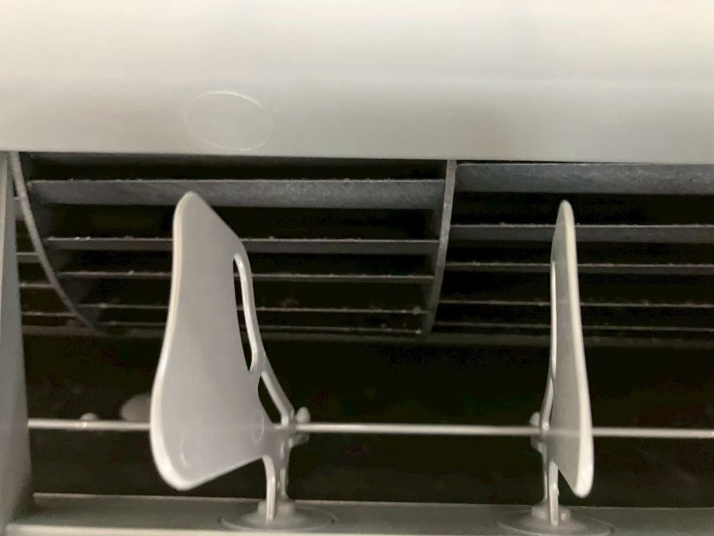 【マンション】エアコン分解洗浄・日立 白くまくん（STAINLESS CLEAN）の内部汚れを徹底除去の施工前写真3