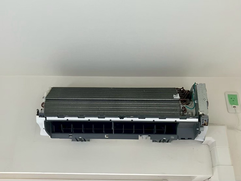 【マンション】エアコン分解洗浄・日立 白くまくん（STAINLESS CLEAN）の内部汚れを徹底除去の施工中写真2