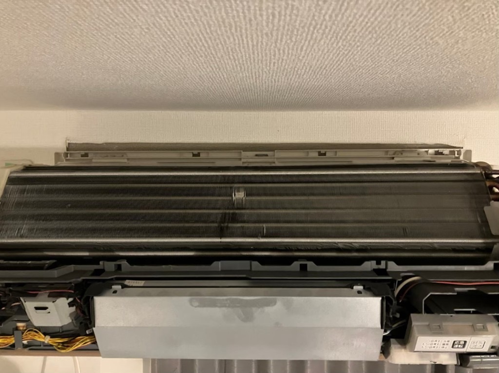【マンション】エアコン分解洗浄・三菱 霧ヶ峰(お掃除機能付き)の内部汚れを徹底除去の施工前写真3