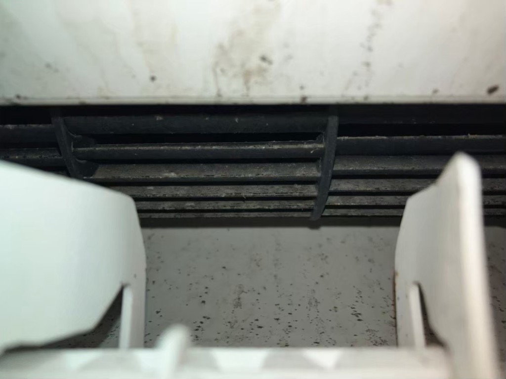 【マンション】エアコン吹き出し口のカビ・茶色い汚れとフィルター詰まりを分解洗浄の施工前写真2