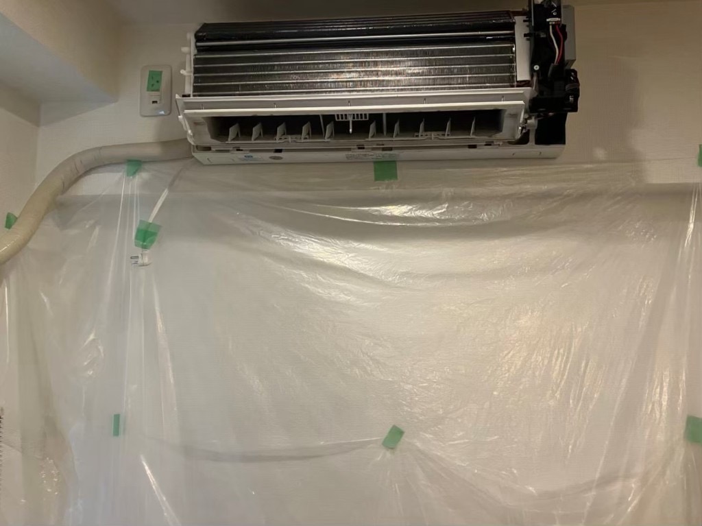 【マンション】エアコン吹き出し口のカビ・茶色い汚れとフィルター詰まりを分解洗浄の施工中写真1
