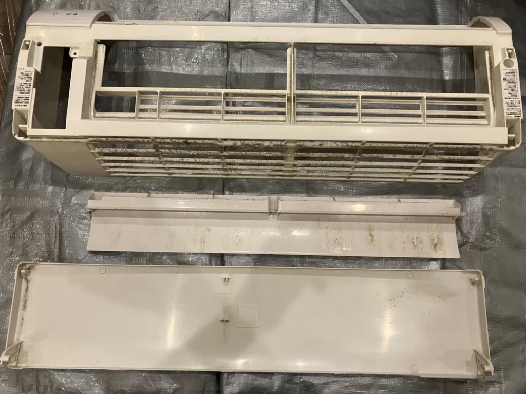 【マンション】エアコン吹き出し口のカビ・茶色い汚れとフィルター詰まりを分解洗浄の施工前写真4