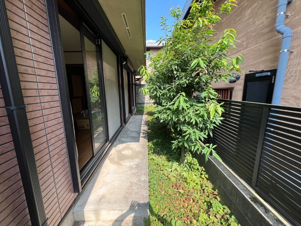 【大田区久が原】雑草除去と防草シート設置の施工前